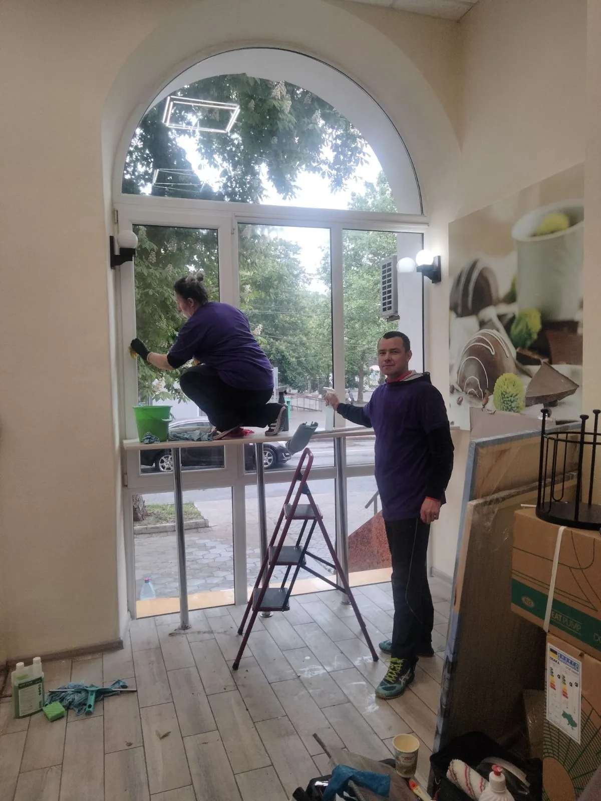 Миття вікон у Миколаєві — бригада «чисто.» за роботою, вітринне скло