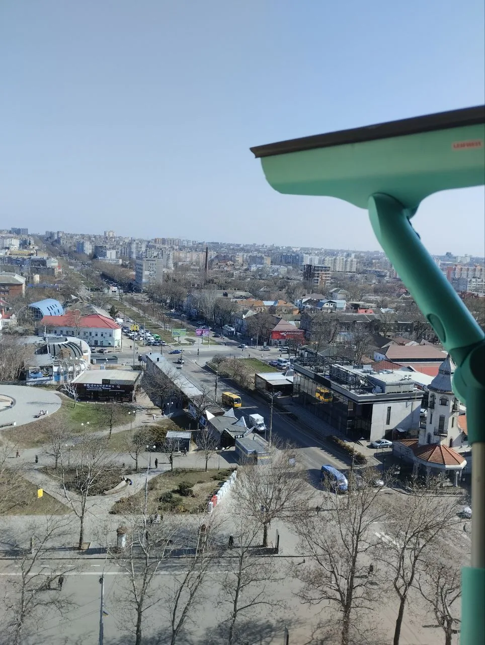 Миття вікон висотних будівель у Миколаєві — промисловий альпінізм, вид на місто